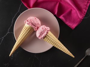 Клубничное мороженое в рожке