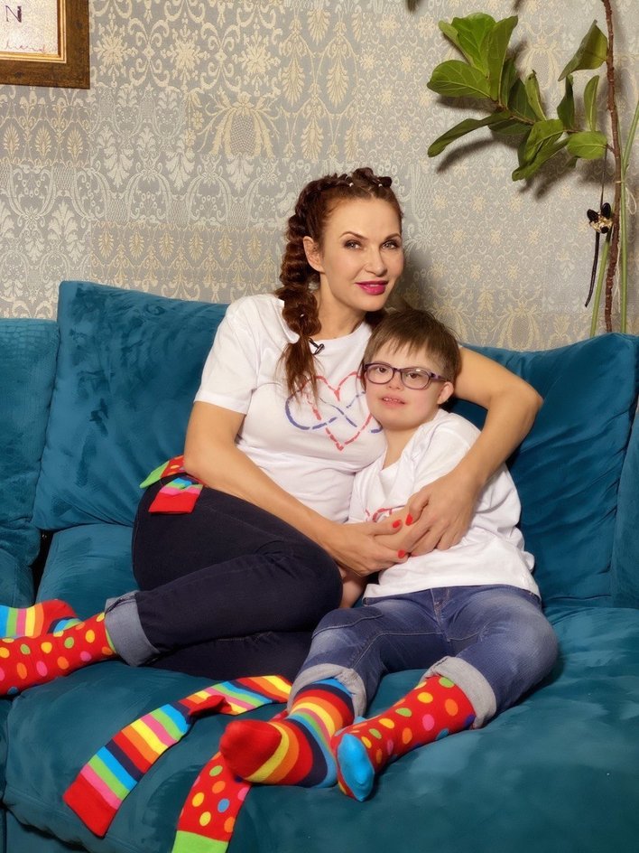 Эвелина призывает 21-го марта всех надеть носки разного цвета и выложить фото в них в соцсети, отметив ее аккаунт и тем самым поддержав особенных детей.