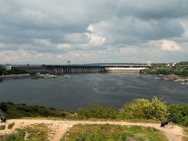 На реке Днепр расположена крупная гидроэлектростанция – ДнепроГЭС. Она считается самой старой из всего каскада электростанций на этой реке. На основе ГЭС в Запорожье и был создан крупный промышленный комплекс.