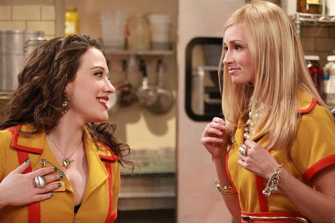 Кадр из сериала «Две девицы на мели» Кадр из сериала «Две девицы на мели»