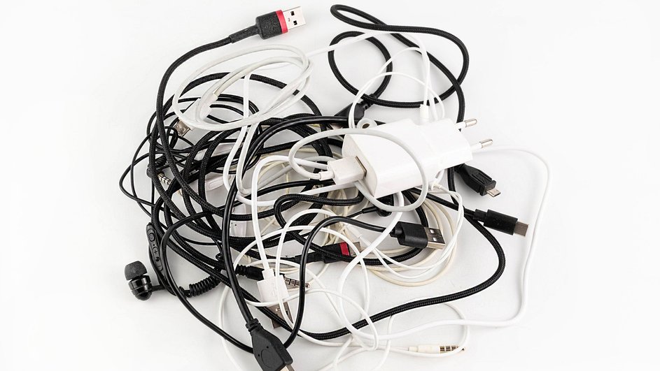 Используйте скотч для организации хранения кабелей и проводов
