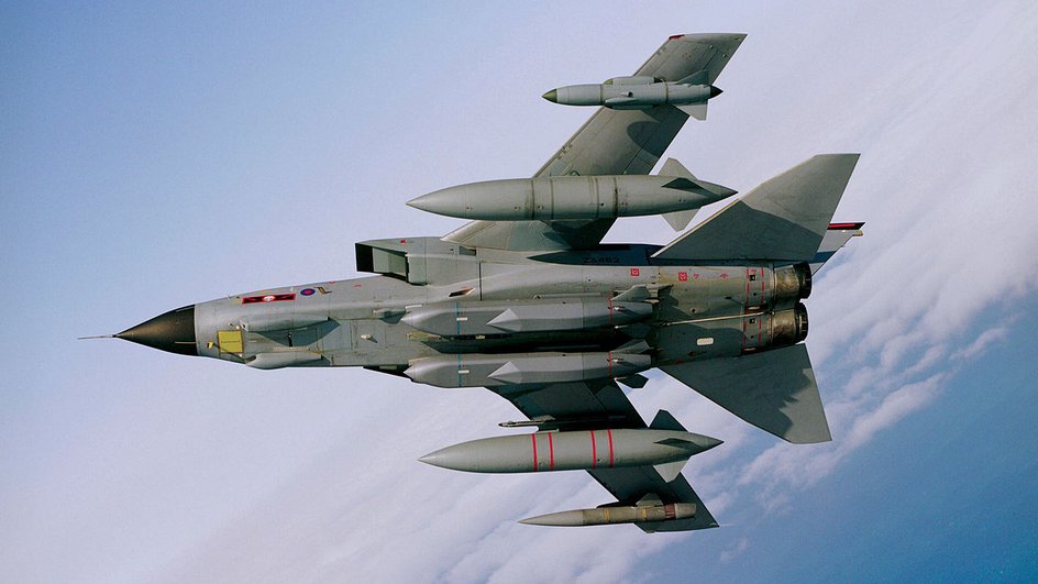 Tornado GR4 RAF несет под фюзеляжем две ракеты Storm Shadow /Wikimedia, Geoff Lee/MOD