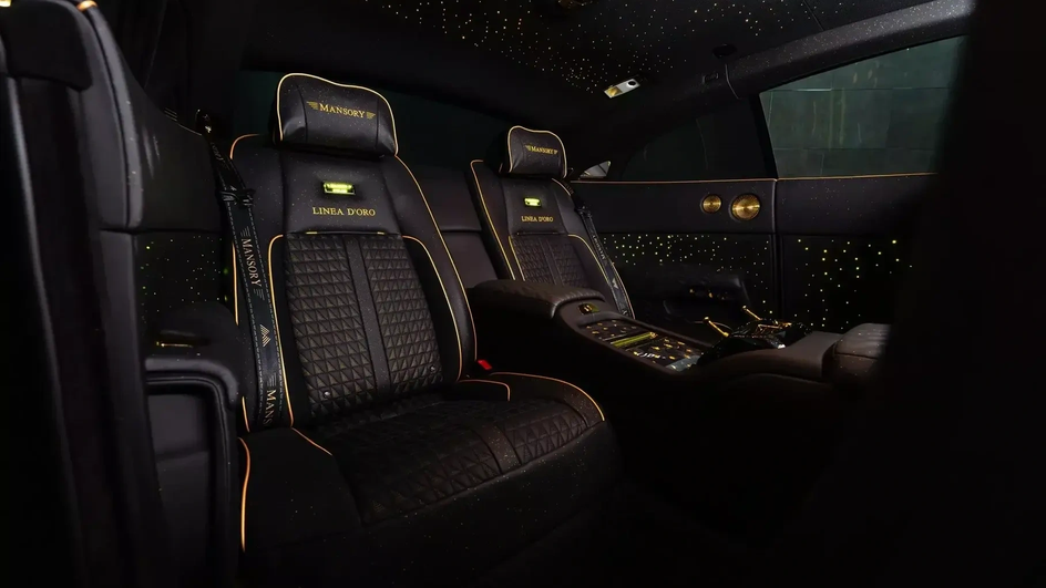 Посмотрите на Rolls-Royce Wraith с отделкой из чистого золота Посмотрите на Rolls-Royce Wraith с отделкой из чистого золота