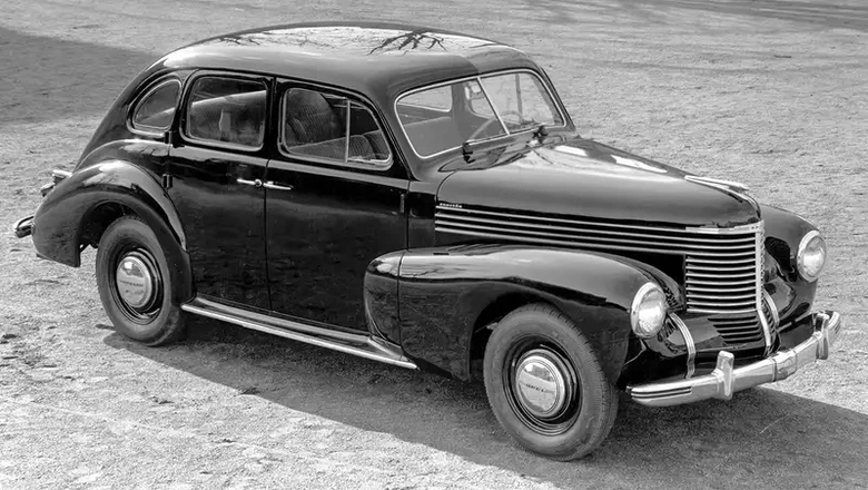 Opel Kapitan дебютировал в 1938 году. Послевоенный вариант отличали простые круглые фары вместо оригинальных предвоенных V‐образных и более дешевые материалы отделки салона.