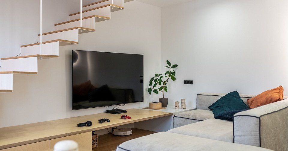 Скандинавский минимализм: как выглядит двухуровневая квартира для геймеров