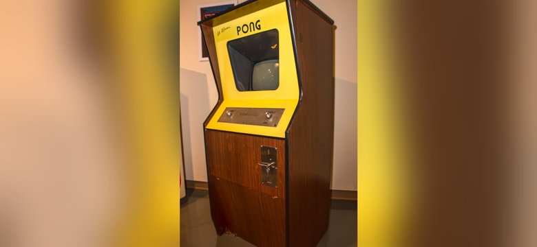 Аркадный автомат с Pong, подписанный Алланом Алькорном, в общественном музее Невилл. Фото: Wikimedia Commons