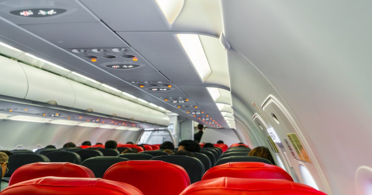 Самолет Superjet 100 потерял обшивку двигателя во время взлета. Видео