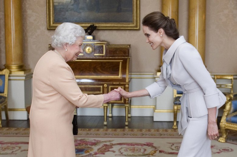 Королева вручила орден Анджелине Джоли