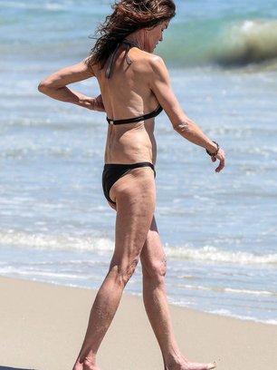 Slide image for gallery: 5585 | 60-летняя Дженис Дикинсон явно любит свое тело!