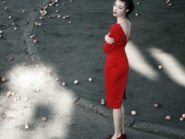 Slide image for gallery: 3248 | Комментарий lady.mail.ru: Алое платье с глубоким вырезом на спине от KARDASH