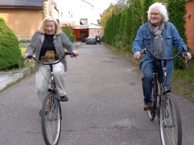 Slide image for gallery: 14244 | Юрий Куклачев со своей супругой Еленой. Они любят кататься на велосипедах в свободное время. Фото: НТВ