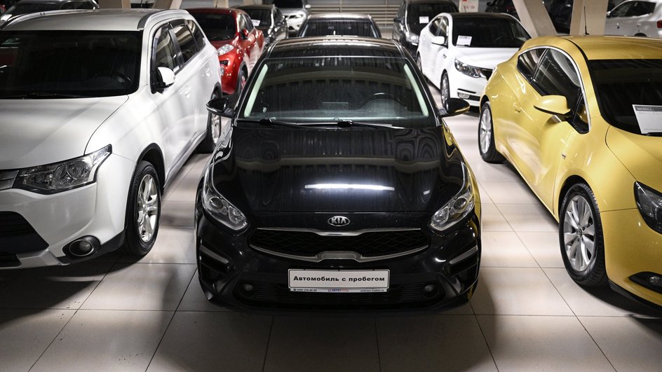 Автомобиль Kia в автосалоне в Москве. Автомобиль Kia в автосалоне в Москве.