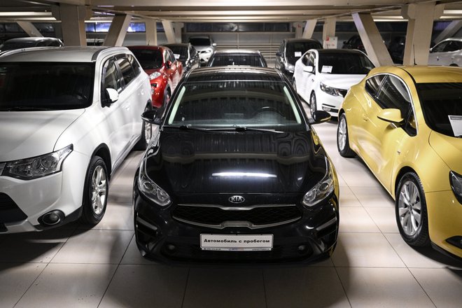 Автомобиль Kia в автосалоне в Москве. Автомобиль Kia в автосалоне в Москве.