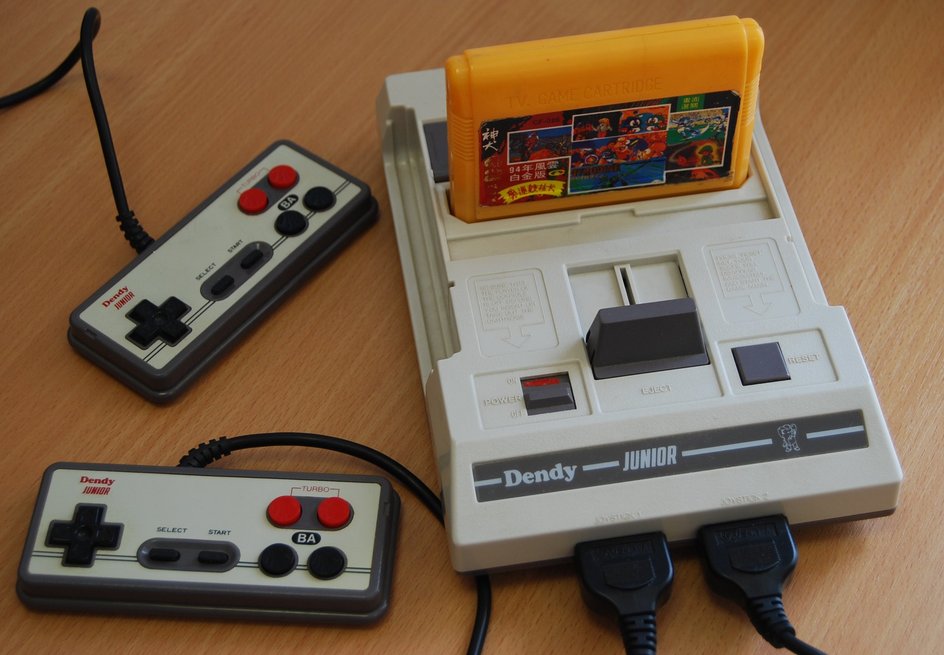 Dendy и другие восьмибитные консоли того времени не что иное, как клоны Nintendo Entertainment System, или Famicom, как ее называли в родной Японии /Wikimedia, Nzeemin, CC BY-SA 3.0