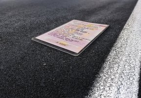 Свидетельство о регистрации транспортного средства (СТС) лежит на асфальте