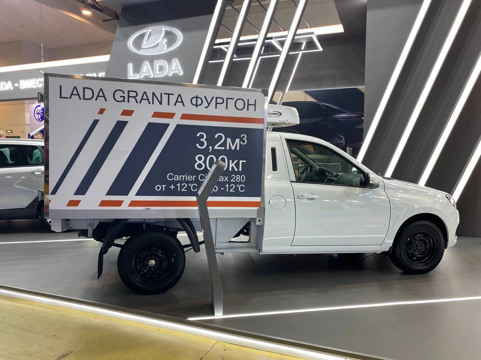 Lada Granta c грузовой надстройкой на выставке Комтранс