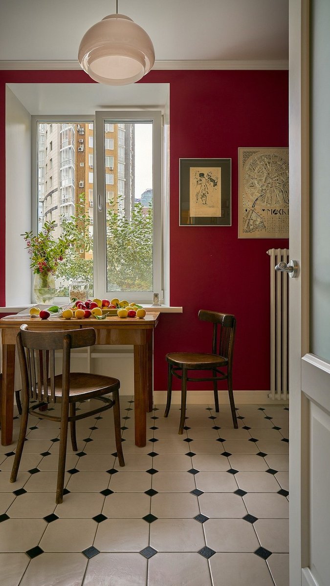 Как выглядит трехкомнатная квартира в доме 1960 года с яркими стенами и антикварной мебелью