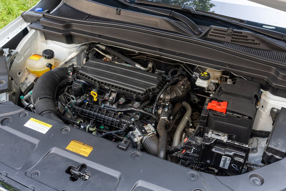 Двигатель из серии Mach Power оснащен турбокомпрессором BorgWarner. Крутящий момент 305 Н·м выдается «плавно» в диапазоне оборотов 2000-4000 об/мин. Емкость топливного бака небольшая, всего 52 литра. При этом в активном режиме езды расход топлива составляет около 10 литров/100 километров. Пневмостойки на капоте отсутствуют