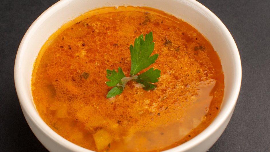 Тарелка постной солянки с оливками и грецким орехом Тарелка постной солянки с оливками и грецким орехом