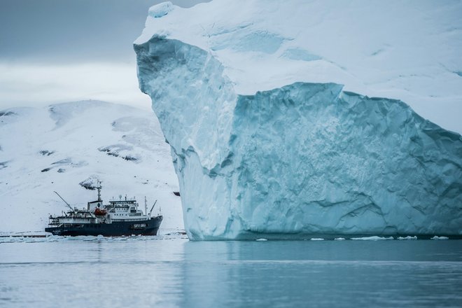Судно проходит по Северному морскому пути Судно проходит по Северному морскому пути