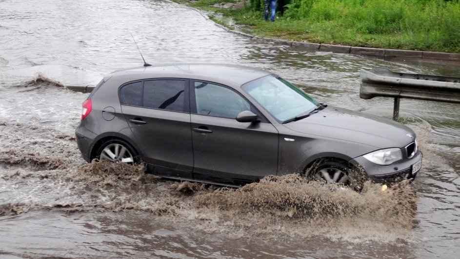 Потоп на шоссе Энтузиастов из-за большого скопления дождевой воды