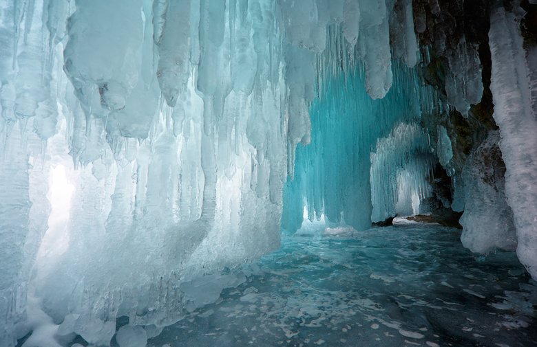 Ледяная пещера на острове Ольхон на озере Байкал в Сибири в зимнее время. Фото: Depositphotos