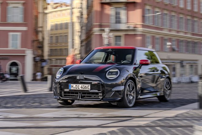 Mini Cooper SE в комплектации John Cooper Works