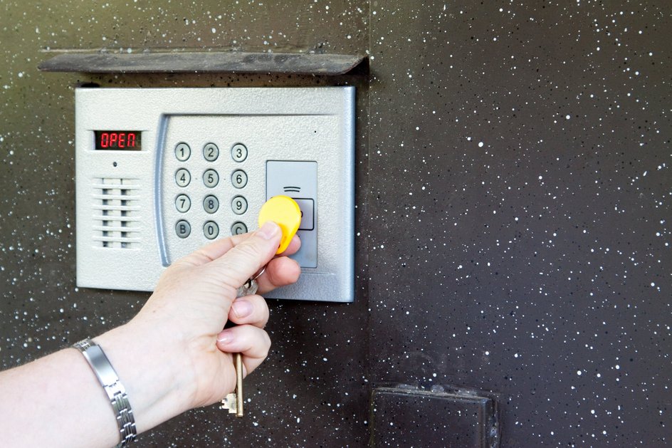 мужчина открывает домофон ключом мужчина открывает домофон ключом