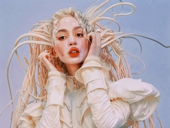 Grimes с пышными дредами Grimes с пышными дредами