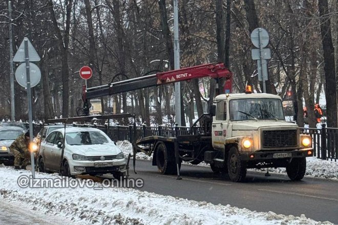 Коммунальщики переставили машину под запрещающие знаки