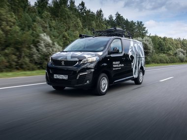 slide image for gallery: 28453 | Peugeot Traveller