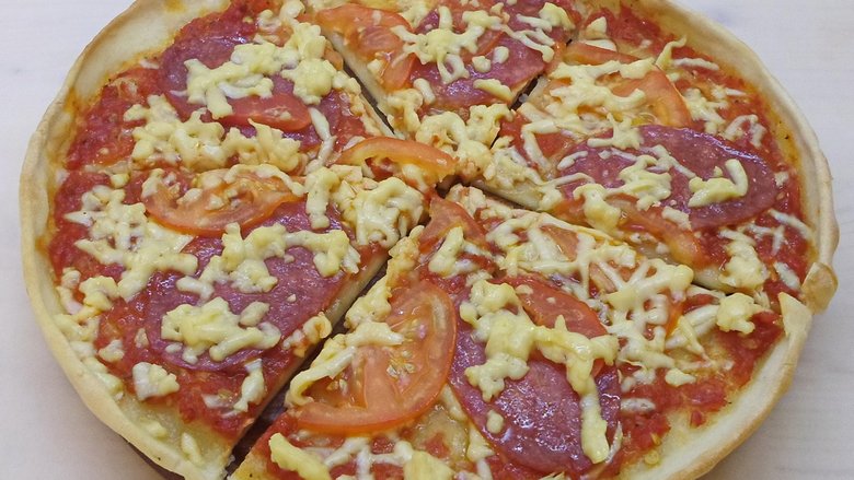 Пицца с колбасой