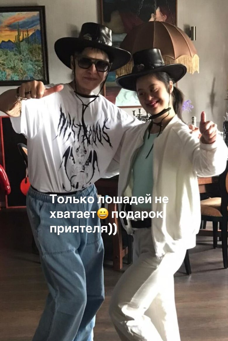 Хакамада с особенной дочерью снялись в ковбойских шляпах