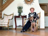 В гостях: как выглядят квартира и собака 59-летней Елены Малышевой (фото)