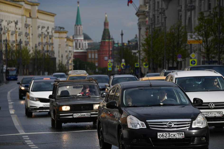 Автомобили на Тверской улице в Москве