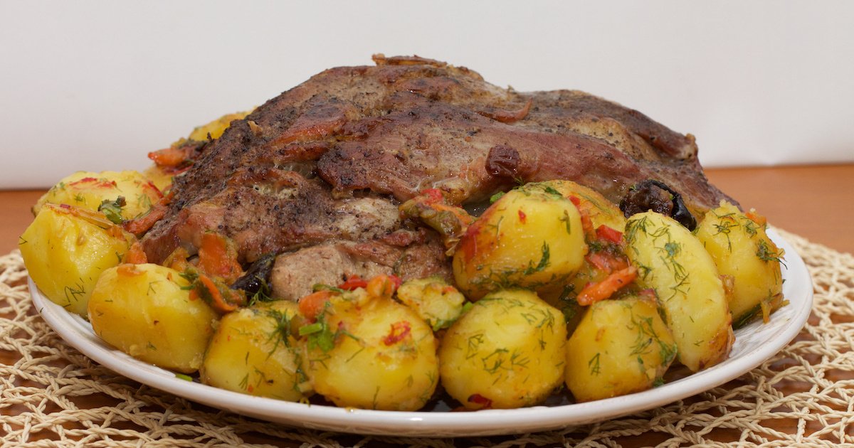 Видео рецепт картошки с мясом. Картошка с мясом. Отварной картофель с мясом. Отварное мясо с картофелем. Отварная картошка с мясом.