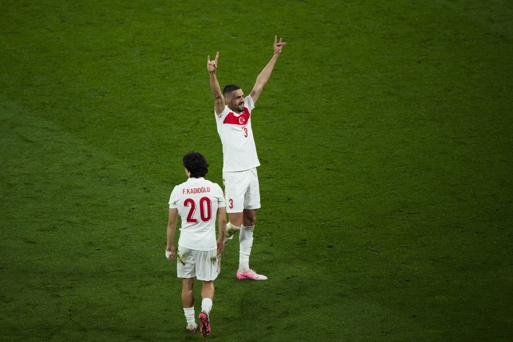 Игрок сборной Турции показал жест националистов в матче Евро-2024