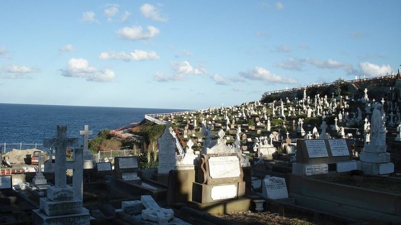 Уэверли (Австралия). Кладбище с видом на океан стало домом для останков многих знаменитых австралийцев. Тысячи мраморных памятников и надгробий в викторианском стиле создают торжественную атмосферу.