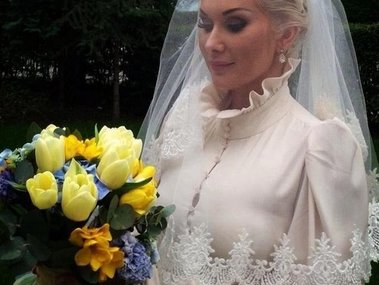 Slide image for gallery: 3853 | Комментарий «Леди Mail.Ru»: Невеста выбрала для церемонии женственное закрытое платье в пол