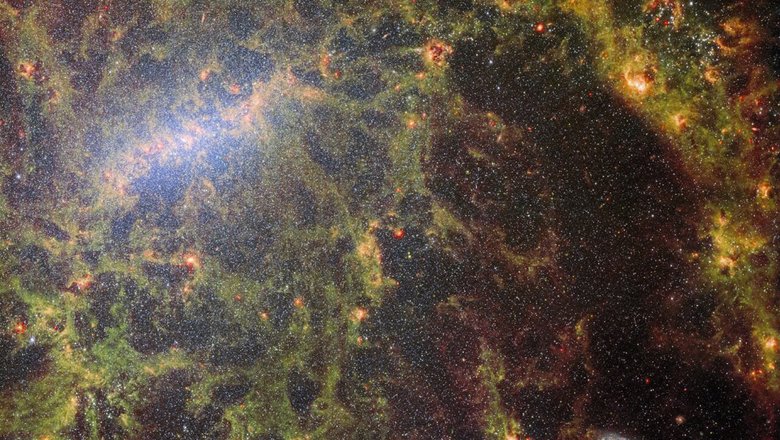 Изображение спиральной галактики с перемычкой NGC 5068 сделаны с помощью двух инструментов космического телескопа — MIRI и NIRCam. Фото: ESA/Webb, NASA & CSA