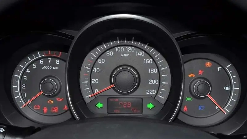 Комбинация приборов Kia Rio третьего поколения лишена указателя температуры двигателя. Зато здесь указывается температура воздуха за бортом. Но что важнее?
