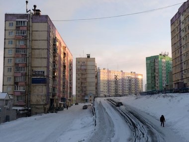 Норильск – один из наиболее холодных городов на планете. Около 280 дней в году в городе стоят устойчивые морозы. Морозная погода здесь усугубляется холодными и сильными ветрами – ежегодно метели в Норильске бушуют примерно 130 дней.
