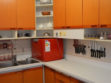 Slide image for gallery: 4622 | Комментарий «Леди Mail.Ru»: На время тестирования посудомойка Elextrolux ESF2300OH встала ровно в угол кухни, поместившись между столом и верхним рядом шкафов