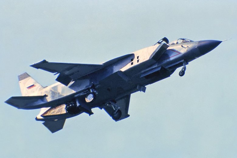 Советский Як-141 тоже мог похвастаться возможностью вертикального взлета и посадки, но его использовали только в военных целях. Фото: airliners.net