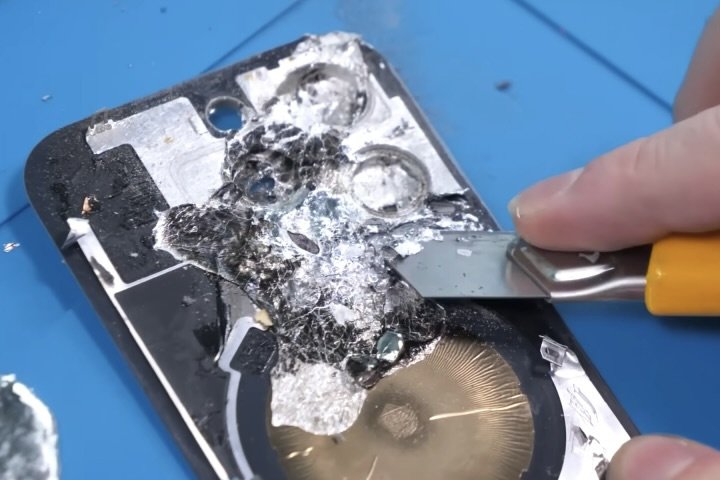 Снятие алюминиевого напыления. Источник: YouTube / Phone Repair Guru