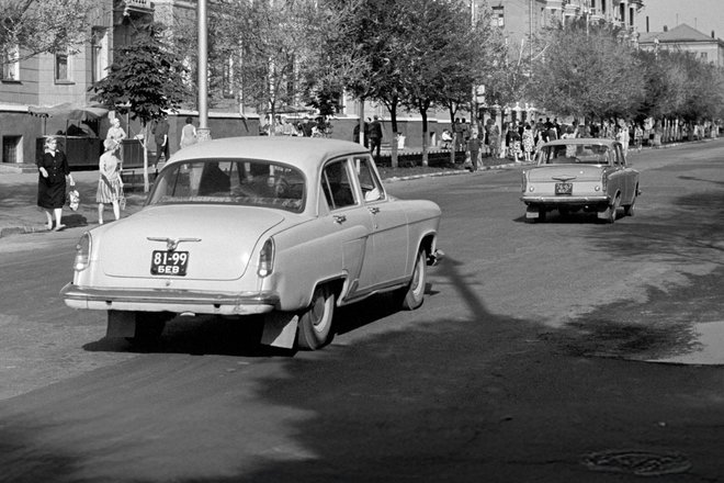 Автомобили Волга двигаются по улицам города. СССР, 1967 год