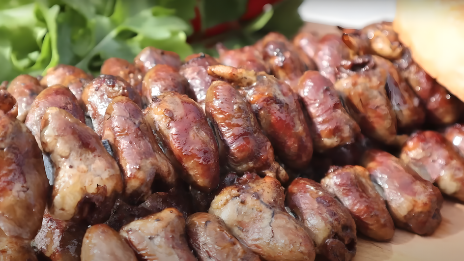 Шашлык из куриных сердечек крупным планом Шашлык из куриных сердечек крупным планом