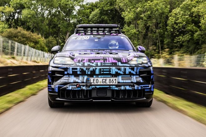 Первые фото нового электрического Porsche Cayenne