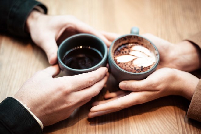 Пьют кофе и разговаривают unsplash Пьют кофе и разговаривают unsplash