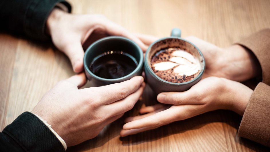 Пьют кофе и разговаривают unsplash Пьют кофе и разговаривают unsplash